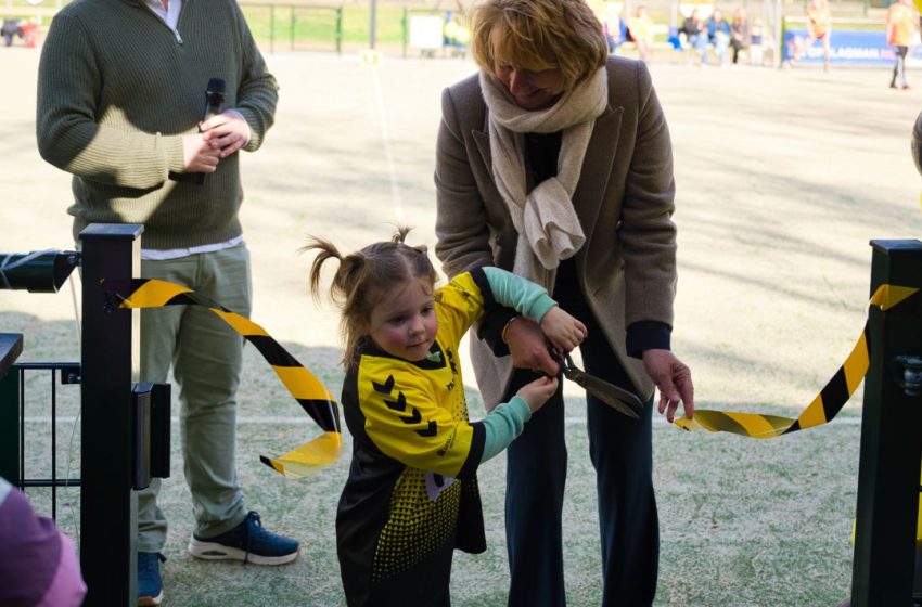  Nieuw kunstgrasveld feestelijk geopend