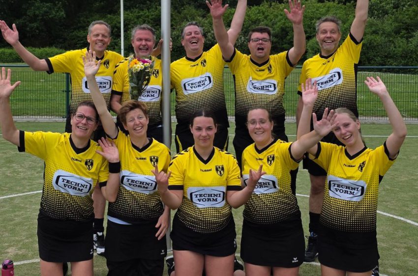  Hemur Enge 2 viert succesvol seizoen met dubbel kampioenschap
